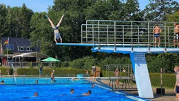 PHOENIX UNSERE GESCHICHTE, "Als der Norden schwimmen lernte", am Montag (25.08.25) um 23:45 Uhr. Das Freibad in Wacken konnte durch die Initiative der B&uuml;rger gerettet werden. (Weitere Bilder auf Anfrage)