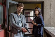 Alexander (Aleksandar Radenković, l.) und Mina (Jasmin Tabatabai, r.) n&auml;hern sich vorsichtig der aufgebrochenen Wohnungst&uuml;r der verschwundenen Marie.
