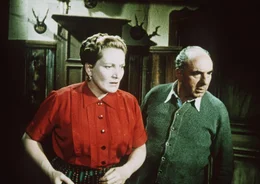 Frau Fechner (Olga von Togni) und ihr Gatte, der B&uuml;rgermeister (Michl Lang) stellen sich energisch gegen die unverheiratete junge &Auml;rztin.