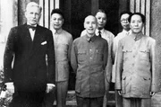 Friedensverhandlungen nach dem Zweiten Weltkrieg zwischen Chiang Kai-Shek (M.), Mao Zedong (r.) und dem US-Botschafter Patrick J. Hurley (l.) am 27. August 1945 in Chongqing (China). Friedensverhandlungen nach dem Zweiten Weltkrieg zwischen Chiang Kai-Shek (M.), Mao Zedong (r.) und dem US-Botschafter Patrick J. Hurley (l.) am 27. August 1945 in Chongqing (China).