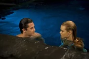 Zac (Chai Romruen, li.) und Lyla (Lucy Fry, re.) im Mondsee. Zac möchte ihre Welt kennenlernen. Zac (Chai Romruen, li.) und Lyla (Lucy Fry, re.) im Mondsee. Zac möchte ihre Welt kennenlernen.