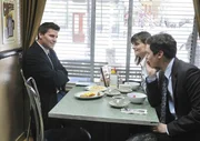 Booth sitzt mit Brennan und Sweets im Father's, als er drau&szlig;en eine interessante Beobachtung macht, die sein Interesse weckt.