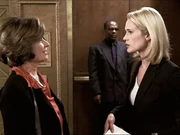 Margot (Diane Baker, l.), die Anwältin des Killers, erzählt Alex (Stephanie March), dass sie auf Unzurechnungsfähig plädiert. Margot (Diane Baker, l.), die Anwältin des Killers, erzählt Alex (Stephanie March), dass sie auf Unzurechnungsfähig plädiert.