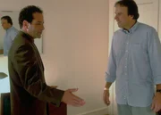 Monk (Tony Shalhoub, l.) wei&szlig; nicht so recht, ob er John Wurster (Kevin Nealon, r.) trauen kann ...