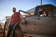 Kellnerin Luci (Shalom Brune-Franklin) hilft dem Fremden (Jamie Dornan) - aber warum eigentlich? Kellnerin Luci (Shalom Brune-Franklin) hilft dem Fremden (Jamie Dornan) - aber warum eigentlich?