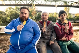Axel (Tristan Seith, l.), Freddy (Hans-Joachim Heist, M.) und Djamal (Mido Kotaini, r.) g&ouml;nnen sich nach dem Training eine Pause.
