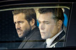 Ray Liotta (r),  Ryan Reynolds (l).