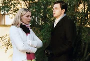 Pascal (Michael Rotschopf, r.) erklärt, er könne Biancas (Tanja Wedhorn, r.) Gefühle nachvollziehen, weil auch er einmal sehr enttäuscht wurde. Pascal (Michael Rotschopf, r.) erklärt, er könne Biancas (Tanja Wedhorn, r.) Gefühle nachvollziehen, weil auch er einmal sehr enttäuscht wurde.