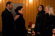 Als Richard (Silvan-Pierre Leirich) und Simone (Tatjana Clasing, 2.v.l.) Isabelle (Ania Niedieck, r.) von der Gedenkfeier ausschließen und vor Larissa (Naima Fehrenbacher) demütigen, gibt Isabelle ihre versöhnliche Haltung spontan auf und schwört Rache. Als Richard (Silvan-Pierre Leirich) und Simone (Tatjana Clasing, 2.v.l.) Isabelle (Ania Niedieck, r.) von der Gedenkfeier ausschließen und vor Larissa (Naima Fehrenbacher) demütigen, gibt Isabelle ihre versöhnliche Haltung spontan auf und schwört Rache.