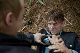 Rudi (Merlin Rose, r.) wird von Steffen (Jakob Schmidt, l.) mit einem Messer bedroht.