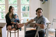 Mia Watzke (Ruby O. Fee, l.), ist mit dem Baby Nicklas (Umut Tzitzi Giousouf, M.) und ihrem Freund Cem Ergün (Yasin Boynuince, r.) untergetaucht. Mia Watzke (Ruby O. Fee, l.), ist mit dem Baby Nicklas (Umut Tzitzi Giousouf, M.) und ihrem Freund Cem Ergün (Yasin Boynuince, r.) untergetaucht.
