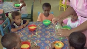 In dieser Krankenstation, wenige Kilometer von Toliara entfernt, nehmen unterernährte Kinder an einem Aufbauprogramm teil, das auch die Eigenschaften der Spirulina-Alge nutzt. In dieser Krankenstation, wenige Kilometer von Toliara entfernt, nehmen unterernährte Kinder an einem Aufbauprogramm teil, das auch die Eigenschaften der Spirulina-Alge nutzt.