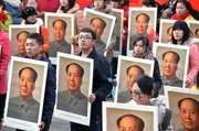 Studierende bei einer Veranstaltung am 21. Dezember 2013 an der Shanxi-Universität zum Gedenken an den 120. Geburtstag des sogenannten „Großen Vorsitzenden“ Mao Zedong Studierende bei einer Veranstaltung am 21. Dezember 2013 an der Shanxi-Universität zum Gedenken an den 120. Geburtstag des sogenannten „Großen Vorsitzenden“ Mao Zedong