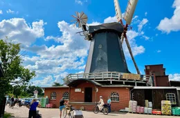 Unterwegs dorthin liegt der kleine Kurort M&ouml;lln, wo Till Eulenspiegel seine letzten Streiche spielte. Und am nahen Ratzeburger See nahm die Ruder-Legende vom Deutschland-Achter ihren Anfang. Das Ziel der Reise ist L&uuml;beck, die Hansestadt nahe der Ostsee. Ihr Rathaus war Hauptsitz und Schaltzentrale der Hanse. Heute gilt es als historisches Wahrzeichen der Altstadt, UNESCO-Weltkulturerbe.