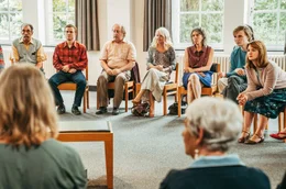 In der Nachsorgegruppe helfen die Betroffenen einander unter der Leitung einer Psychologin bei der Bew&auml;ltigung ihrer posttraumatischen Belastungsreaktionen.