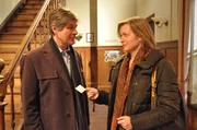 Bamberger dr&auml;ngt Vroni, sich bei ihrer neuen Bekanntschaft zu melden. Von links: Roland Bamberger (Horst Kummeth) und Veronika Brunner (Senta Auth).