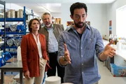 Simon Haflinger (Adrian Moskowicz, r.), ein Mitarbeiter des Duftlabors des Opfers, gibt den Kommissaren Stadler (Dieter Fischer, M.) und Andresen (Sophie Melbinger, l.) zu verstehen, dass seine Expertise wesentlich zum Erfolg der Firma beitrug. Simon Haflinger (Adrian Moskowicz, r.), ein Mitarbeiter des Duftlabors des Opfers, gibt den Kommissaren Stadler (Dieter Fischer, M.) und Andresen (Sophie Melbinger, l.) zu verstehen, dass seine Expertise wesentlich zum Erfolg der Firma beitrug.