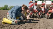 Getreide säen ist Maßarbeit. Die Goldhirse muss genau 3 bis 4 Zentimeter tief in den Boden gepflanzt werden. Getreide säen ist Maßarbeit. Die Goldhirse muss genau 3 bis 4 Zentimeter tief in den Boden gepflanzt werden.