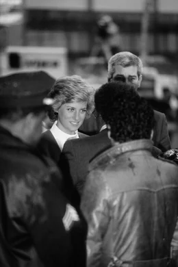 Diana, Prinzessin von Wales, umgeben von Polizei und Sicherheitskr&auml;ften, als sie zu einem Besuch in der p&auml;diatrischen AIDS-Abteilung des Harlem Hospital in Harlem ankommt. New York City, USA. Februar 1989