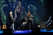 Bei den Proben zu ihrem Reunion-Konzert wird die Sängerin der einstmals berühmten Stuttgarter Band "Beyond Mars" Lina Wagner (Carin C. Tietze, 2.v.r.) auf das Präsidium beordert. Ein Bandkollege wurde ermordet aufgefunden und die SOKO prüft auch die Alibis der anderen Musiker: Gerry Brügge (Hansa Czypionka, l.), Florian "Flocke" Wagner (Felix Theissen, 2.v.l.) und Carlo Hahn (Alexander Scholpp, r.). Bei den Proben zu ihrem Reunion-Konzert wird die Sängerin der einstmals berühmten Stuttgarter Band "Beyond Mars" Lina Wagner (Carin C. Tietze, 2.v.r.) auf das Präsidium beordert. Ein Bandkollege wurde ermordet aufgefunden und die SOKO prüft auch die Alibis der anderen Musiker: Gerry Brügge (Hansa Czypionka, l.), Florian "Flocke" Wagner (Felix Theissen, 2.v.l.) und Carlo Hahn (Alexander Scholpp, r.).