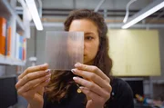 Céline Montanari von der KTH Stockholm arbeitet mit transparentem Holz. Es soll Möglichkeiten zum Energiesparen bieten. Céline Montanari von der KTH Stockholm arbeitet mit transparentem Holz. Es soll Möglichkeiten zum Energiesparen bieten.
