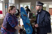Hexe Elsebö (Mackie Heilmann) ist unerlaubt auf ihrem Bügelbrett umhergerast. Jetzt bekommt sie Ärger mit der Polizei (Adrian Topol), befürchtet Rabe Rudi (Lennart Morgenstern). Hexe Elsebö (Mackie Heilmann) ist unerlaubt auf ihrem Bügelbrett umhergerast. Jetzt bekommt sie Ärger mit der Polizei (Adrian Topol), befürchtet Rabe Rudi (Lennart Morgenstern).