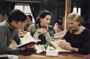 Bianca (Tanja Wedhorn, r.) soll bei Olivers Hochzeit ein Gedicht vortragen. Matthias (Andreas Hutzel, l.) und Tina (Eva Klemt, M.) versuchen zu helfen. Bianca (Tanja Wedhorn, r.) soll bei Olivers Hochzeit ein Gedicht vortragen. Matthias (Andreas Hutzel, l.) und Tina (Eva Klemt, M.) versuchen zu helfen.