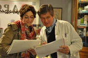 Fanny &uuml;bt flei&szlig;ig, um beim Stadt, Land, Fluss gegen Uschi und Annalena eine Chance zu haben. Von links: Fanny Lechner (Katrin Lux) und Roland Bamberger (Horst Kummeth).