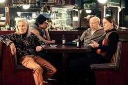 Die Stimmung ist im Keller bei Gabi (Hedi Kriegeskotte, l.), Djamal (Mido Kotaini, 2.v.l.), Freddy (Hans-Joachim Heist, 2.v.r.) und Karo (Bettina Lamprecht, r.) nachdem Shu als Verr&auml;terin entlarvt wurde.