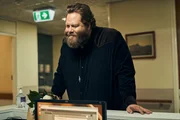 Profikiller Billy Nixon (Ólafur Darri Ólafsson) will den Fremden aus nicht näher bekannten Gründen möglichst schmerzhaft ins Jenseits befördern - im Krankenhaus, in das der Fremde nach seinem Unfall eingeliefert wurde, versucht er, dessen Spur wieder aufzunehmen. Profikiller Billy Nixon (Ólafur Darri Ólafsson) will den Fremden aus nicht näher bekannten Gründen möglichst schmerzhaft ins Jenseits befördern - im Krankenhaus, in das der Fremde nach seinem Unfall eingeliefert wurde, versucht er, dessen Spur wieder aufzunehmen.