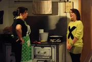 Vor ihrem Scheidungstermin ist Moni hektisch, aber doch froh, es endlich hinter sich zu bringen. Von links: Monika Vogl (Christine Reimer) und Katharina Benninger (Carina Dengler).