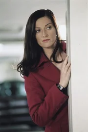 Katy (Nicola Ransom) bespitzelt Pascal. Katy (Nicola Ransom) bespitzelt Pascal.