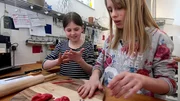 Frieda und Lilli backen gemeinsam Einhorn-Muffins. Frieda und Lilli backen gemeinsam Einhorn-Muffins.