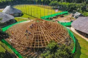 Der Architekt Markus Roselieb ist ein Bambus-Pionier: Er plant in Chiang Mai im Norden Thailands ein Gebäude aus Bambus, das eine Bibliothek werden soll. Bambus und Lehm sind ressourcenschonende Materialien, die zudem die Innentemperatur regulieren können. Der Architekt Markus Roselieb ist ein Bambus-Pionier: Er plant in Chiang Mai im Norden Thailands ein Gebäude aus Bambus, das eine Bibliothek werden soll. Bambus und Lehm sind ressourcenschonende Materialien, die zudem die Innentemperatur regulieren können.