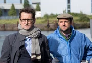 ARD HEITER BIS T&Ouml;DLICH - MORDEN IM NORDEN, III. Staffel der Krimiserie am Vorabend mit 8 neuen Folgen, Folge 36 "Der Griff ins Leere" am Dienstag (08.04.14) um 18.50 Uhr im Ersten. Lars Englen (Ingo Naujoks, l.) und Dr. Strahl (Christoph Tomanek, r.) suchen nach Spuren, die ihren Kollegen Finn entlasten k&ouml;nnten.