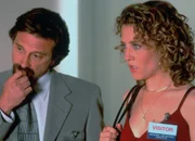 Sharona (Bitty Schram, r.) unterh&auml;lt sich mit Dr. Moris Lancaster (Dennis Boutsikaris, l.) &uuml;ber das seltsame Verhalten von Monk.