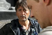 Der Obdachlose Sigi (Günter Mokesch) traut dem Polizeibeamten Milo Artmann (Andreas Lust) nicht über den Weg. Der Obdachlose Sigi (Günter Mokesch) traut dem Polizeibeamten Milo Artmann (Andreas Lust) nicht über den Weg.