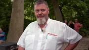 Hektik in J&ouml;rgs Bulettenschmiede in Hannover: Die Vorbereitungen f&uuml;r das Catering beim "Ronnenberger Rudelradeln" laufen auf Hochtouren. J&ouml;rg erwartet im Laufe des Tages 350 hungrige Radfahrer, die sich auf seine Buletten freuen.