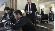 Agent Booth (David Boreanaz) verfolgt angewidert die Arbeit von Brennan (Emily Deschanel, l.) und Hodgins (T.J. Thyne, 2.v.l.), die die schleimigen Überreste einer Leiche untersuchen, die zu lange unter dem Solarium gelegen hat. Agent Booth (David Boreanaz) verfolgt angewidert die Arbeit von Brennan (Emily Deschanel, l.) und Hodgins (T.J. Thyne, 2.v.l.), die die schleimigen Überreste einer Leiche untersuchen, die zu lange unter dem Solarium gelegen hat.