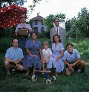 Von links: Maxi Grandauer (Thomas Darchinger), Karl Grandauer (Jörg Hube), Traudl Grandauer (Christine Neubauer), Hildegard Grandauer (Patrizia Schwöbel) und Adolf Grandauer (Alexander Duda). Von links: Maxi Grandauer (Thomas Darchinger), Karl Grandauer (Jörg Hube), Traudl Grandauer (Christine Neubauer), Hildegard Grandauer (Patrizia Schwöbel) und Adolf Grandauer (Alexander Duda).