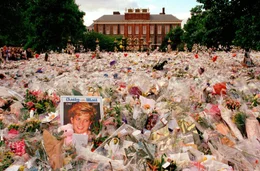 Blumen und Trauernde vor dem Kensington Palace in den Tagen nach der Beerdigung von Prinzessin Diana, in London, England, September 1997.