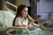 Auf einem Jahrmarkt fängt ein junges Mädchen beim Karussellfahren plötzlich an zu schreien. Alice (Alyssa Shafer) wird daraufhin von ihrem Vater zu Dr. House in die Klinik gebracht ... Auf einem Jahrmarkt fängt ein junges Mädchen beim Karussellfahren plötzlich an zu schreien. Alice (Alyssa Shafer) wird daraufhin von ihrem Vater zu Dr. House in die Klinik gebracht ...