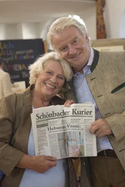 Christiane Blumhoff spielt die Hebamme Vroni und Werner Haindl ihren Mann Karl. Christiane Blumhoff spielt die Hebamme Vroni und Werner Haindl ihren Mann Karl.