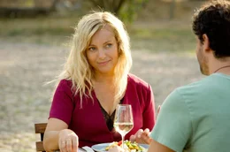Katja (Nadja Uhl) ist von Daniel (Carlo Ljubek) fasziniert.