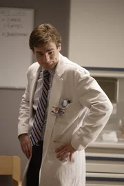 Dr. James Wilson (Robert Sean Leonard) hat Tritter verraten, dass die Rezepte für Dr. House' Schmerzmittel gefälscht waren ... Dr. James Wilson (Robert Sean Leonard) hat Tritter verraten, dass die Rezepte für Dr. House' Schmerzmittel gefälscht waren ...