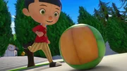 Pinocchio schießt Fridolins Ball. Pinocchio schießt Fridolins Ball.