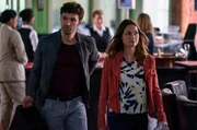 Alex (Aleksandar Radenković) ahnt noch nicht, dass Lucy (Josephin Busch) gleich mit ihm darum spielen wird, wer sich die kommende Nacht mit dem Ansehen von Überwachungsvideos aus der Spielbank herumschlagen wird. Alex (Aleksandar Radenković) ahnt noch nicht, dass Lucy (Josephin Busch) gleich mit ihm darum spielen wird, wer sich die kommende Nacht mit dem Ansehen von Überwachungsvideos aus der Spielbank herumschlagen wird.