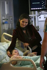 Edie (Paula Cale, r.) macht sich Sorgen um ihre kleine Tochter Alice (Alyssa Shafer, l.), die unter seltsamen Symptomen leidet ... Edie (Paula Cale, r.) macht sich Sorgen um ihre kleine Tochter Alice (Alyssa Shafer, l.), die unter seltsamen Symptomen leidet ...