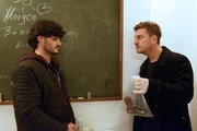 Niklas Rhode (Markus Bernhard Börger, l.) wird von Sebastian (Matthi Faust, r.) gefragt, ob er einen Waffenschein hat. Niklas Rhode (Markus Bernhard Börger, l.) wird von Sebastian (Matthi Faust, r.) gefragt, ob er einen Waffenschein hat.