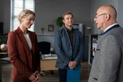 Die vertretenden Kommissare Laura Schmidt (Marija Kovčo, l.) und Thomas Schmidt (Moritz von Zeddelmann, M.) versichern Polizeidirektor Achtziger (Alexander Duda, r.), dass sie mit vollem Elan die Ermittlungen aufnehmen. Die vertretenden Kommissare Laura Schmidt (Marija Kovčo, l.) und Thomas Schmidt (Moritz von Zeddelmann, M.) versichern Polizeidirektor Achtziger (Alexander Duda, r.), dass sie mit vollem Elan die Ermittlungen aufnehmen.